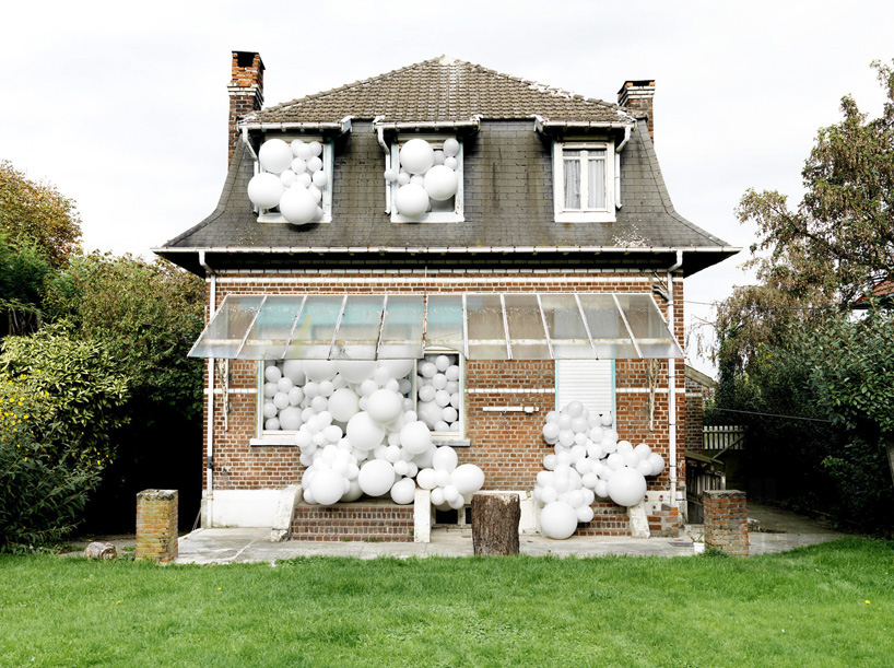 charles-petillon-balloon-invasions-designboom-06