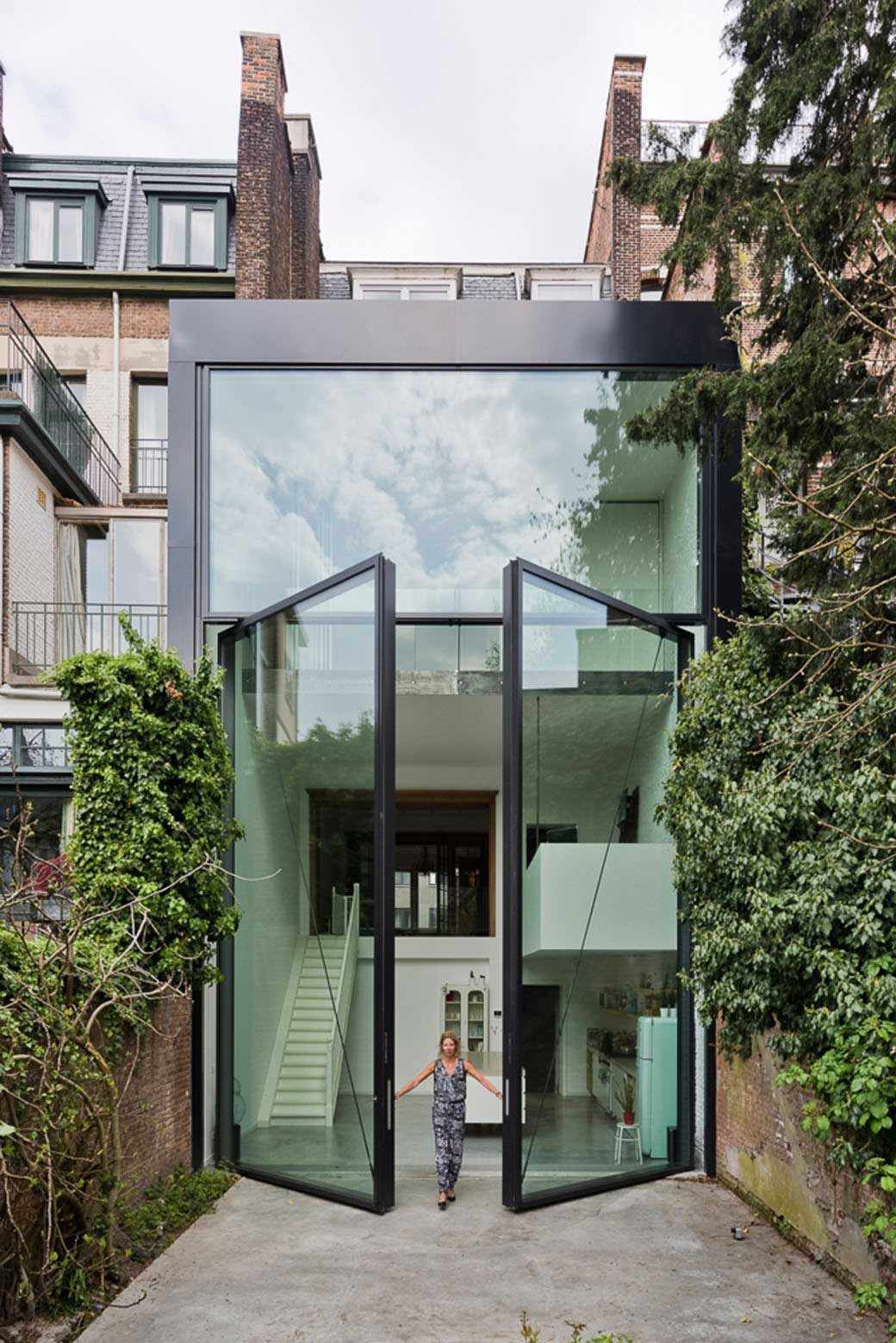 Antwerp-Town-House-by-SculpIT-Features-Worlds-Largest-Pivoting-Door-Yellowtrace-02